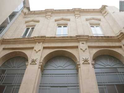 Circondati dalla facciata interna del palazzo...
